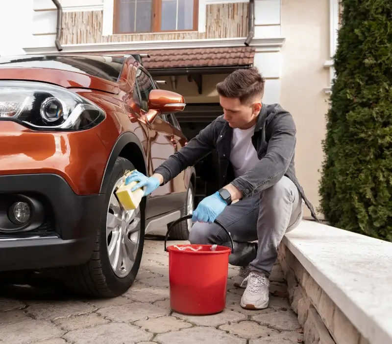 Lavage auto à domicile Les Adrets-de-l'Estérel : professionnel intervenant sur un véhicule